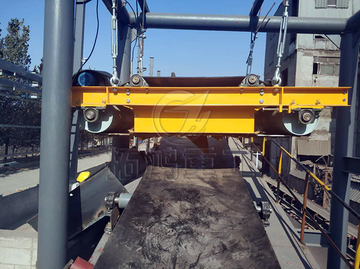 鎧裝永磁自卸除鐵器，鎧甲式永磁自卸除鐵器，永磁除鐵器，帶式除鐵器使用現(xiàn)場(chǎng)